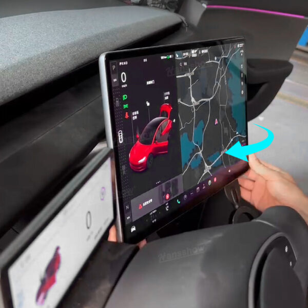 Vrtljiv ekran Tesla Model Y – pogled s strani po namestitvi